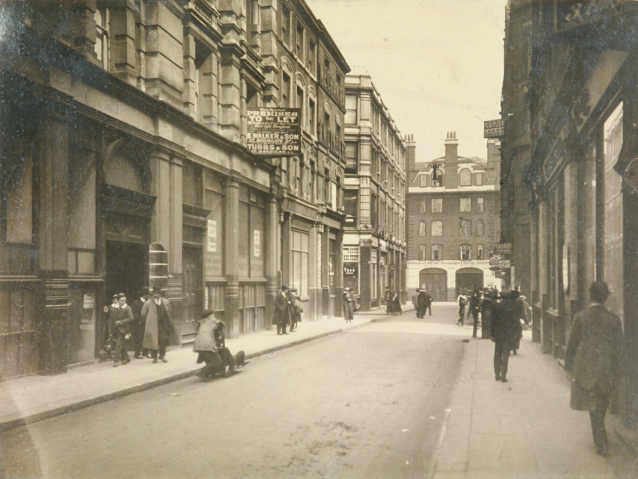 Oostkant van Jewin Street, Londen, ca. 1920 door Unbekannt