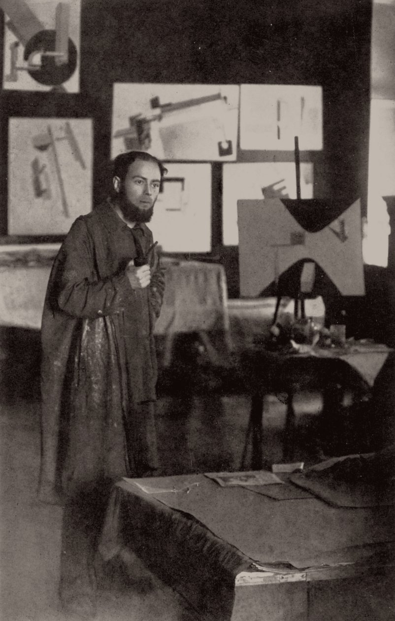 El Lissitzky in zijn studio in Vitebsk, 1919 door Unbekannt