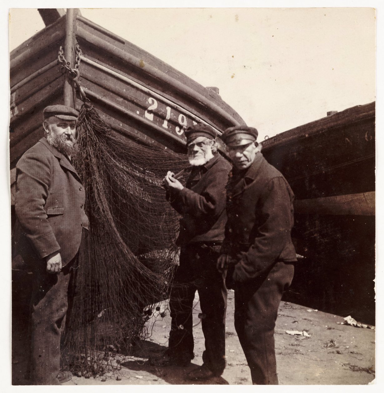 Vissers die bij een net staan, ca. 1905 door Unbekannt