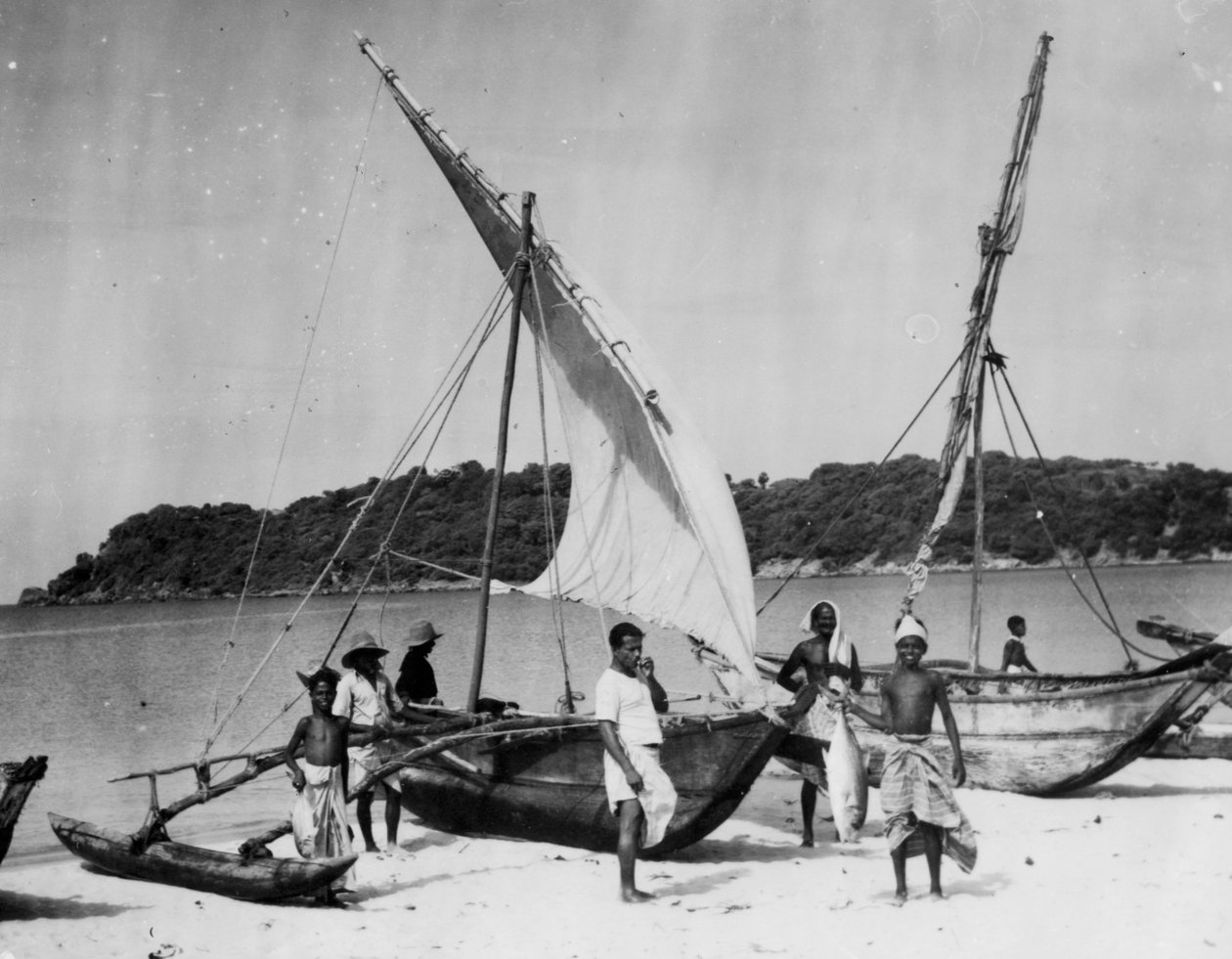 Vissersboten, Trincomalee, Ceylon, 1945 door Unbekannt