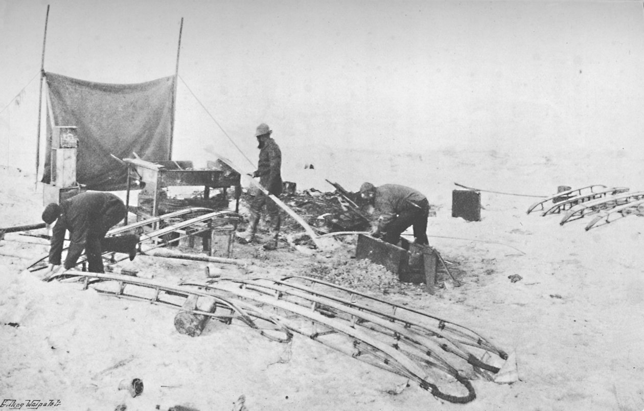 Het monteren van de hand-sledes met lopers. Juli, 1895, 1897 door Unbekannt