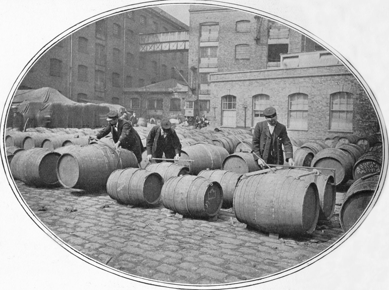 Wijnvaten meten in de London Docks, ca. 1900-1901 door Unbekannt