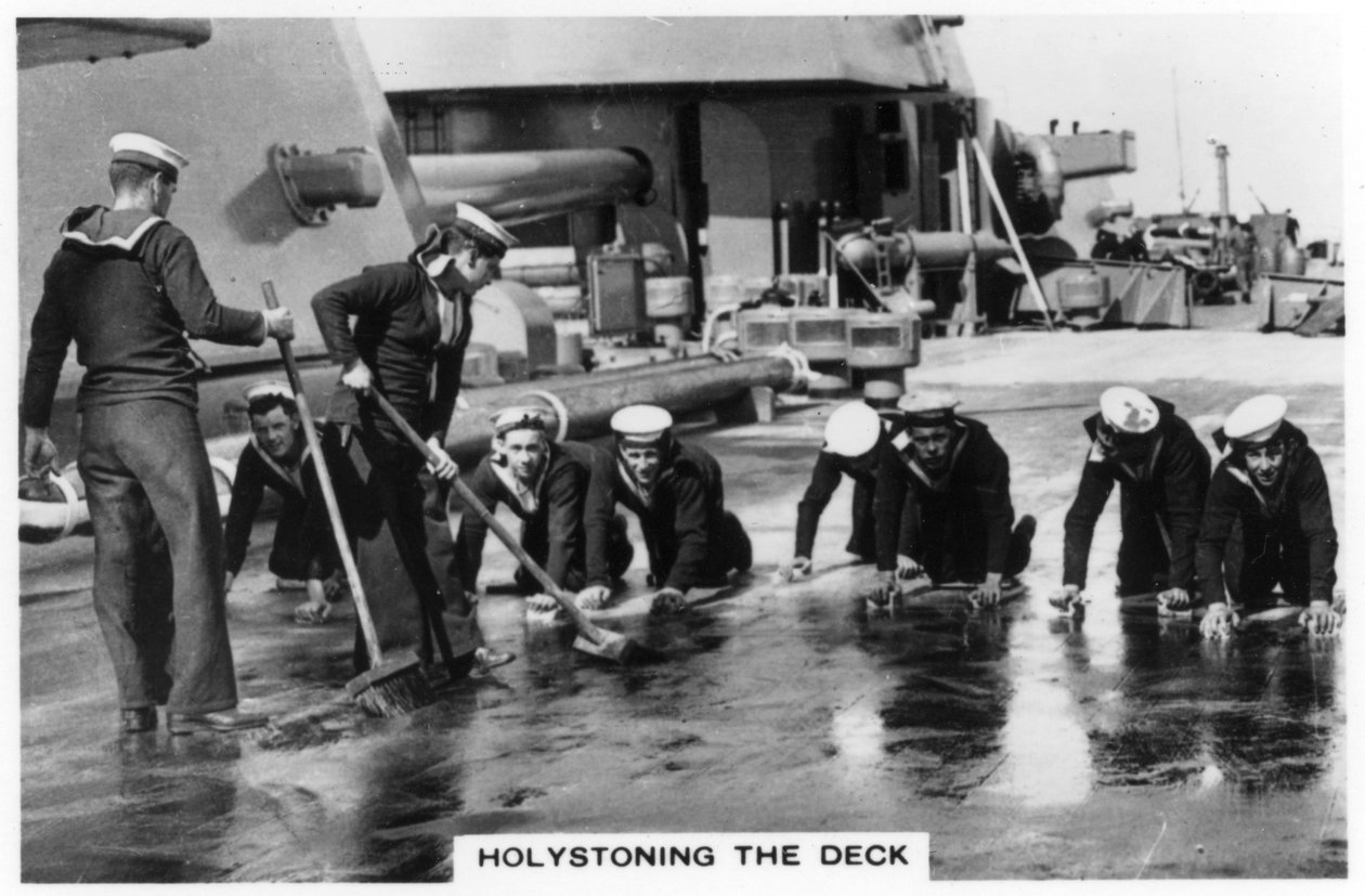 Het dek schrobben, HMS Nelson, 1937 door Unbekannt