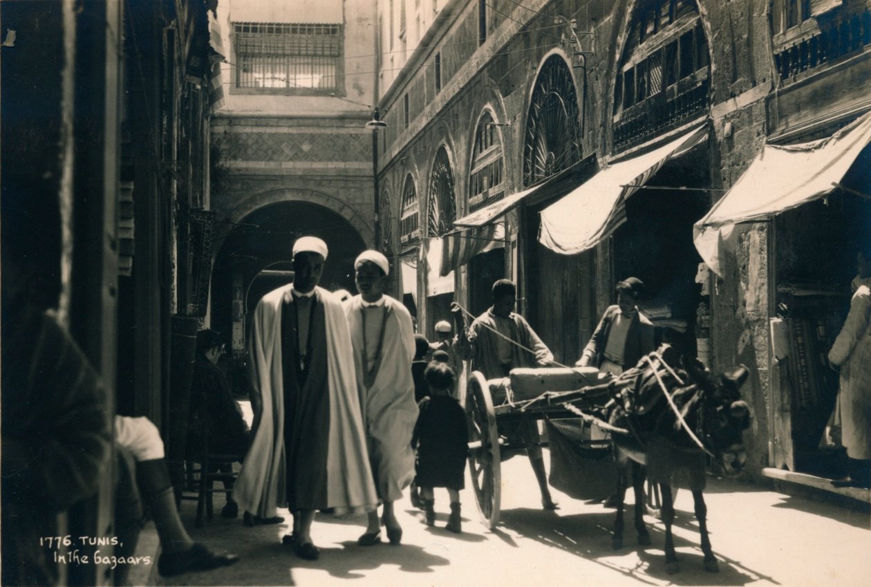 In De Bazaar, Tunis, Egypte, 1936 door Unbekannt