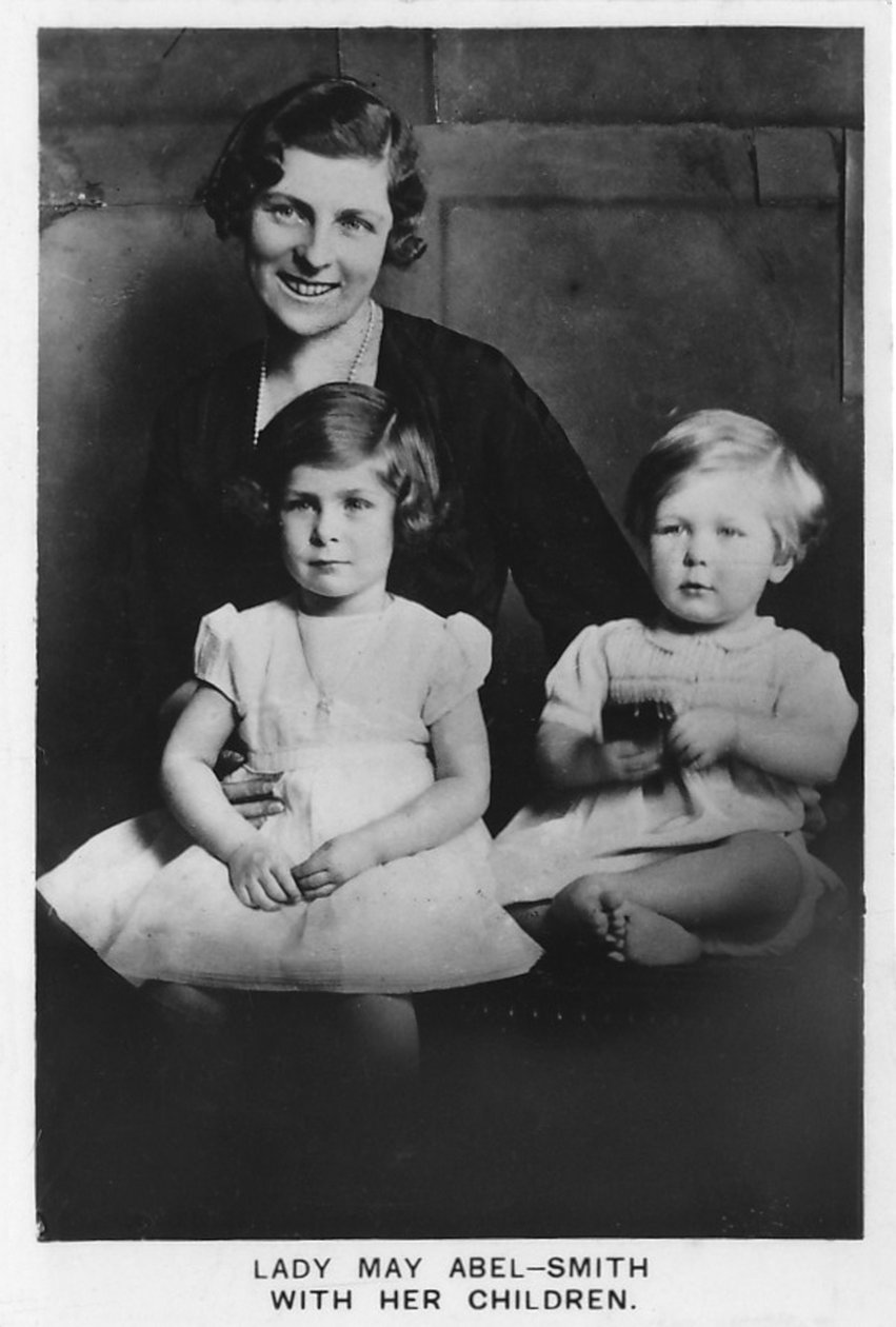 Lady May Abel-Smith met haar kinderen, 1937 door Unbekannt