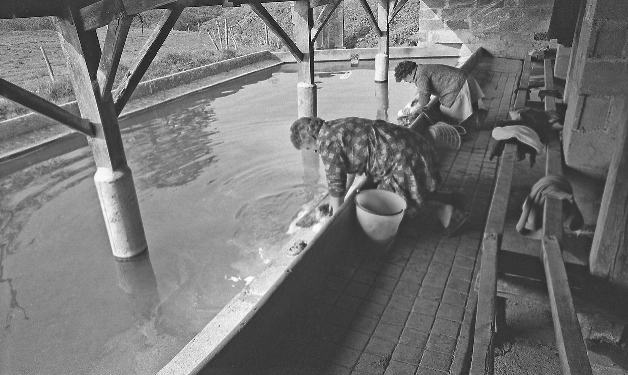 Wasvrouw in een dorp in Frankrijk 1966 door Unbekannt