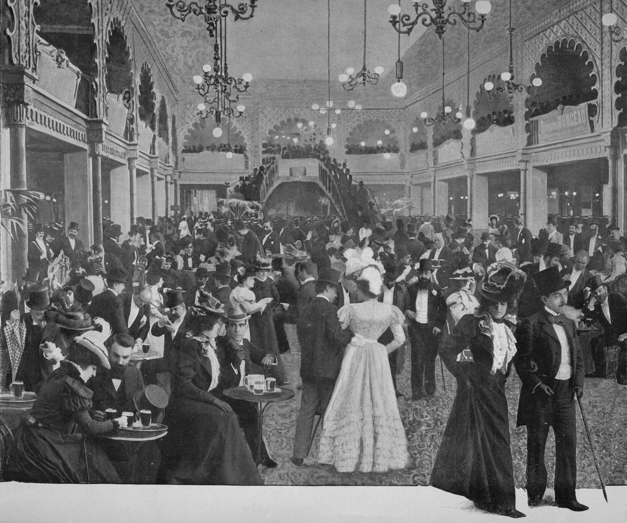 Le Hall Des Folies-Bergère, 1900 door Unbekannt