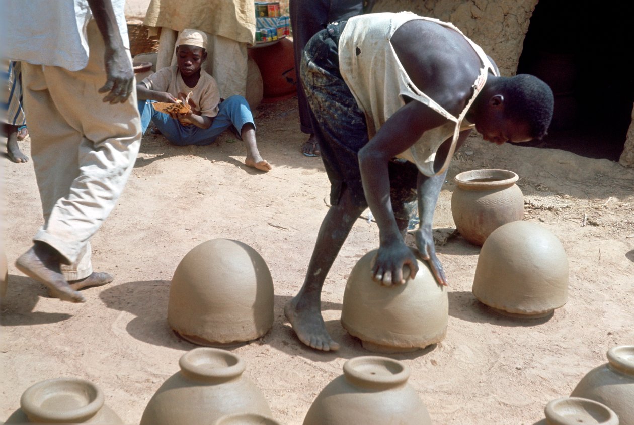 Potten maken zonder wiel, Nigeria, ca. 1966 door Unbekannt