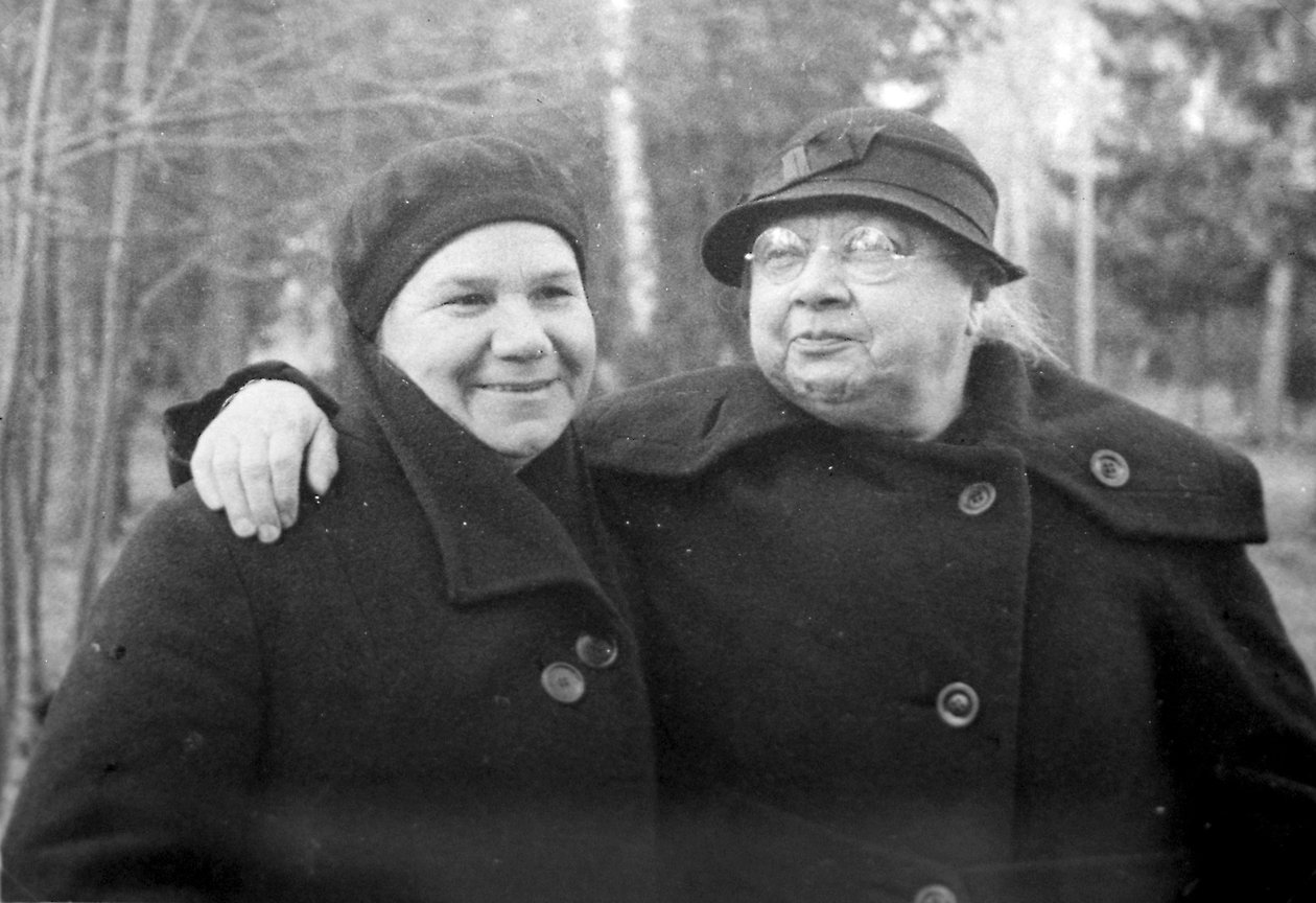 Nadezhda Krupskaya, Lenins vrouw, met een vriend, 1936 door Unbekannt