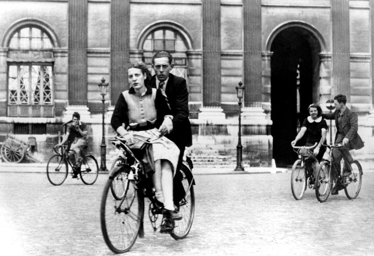 Parijzenaars reizen per fiets, door Duitsers bezet Parijs, juli 1940 door Unbekannt