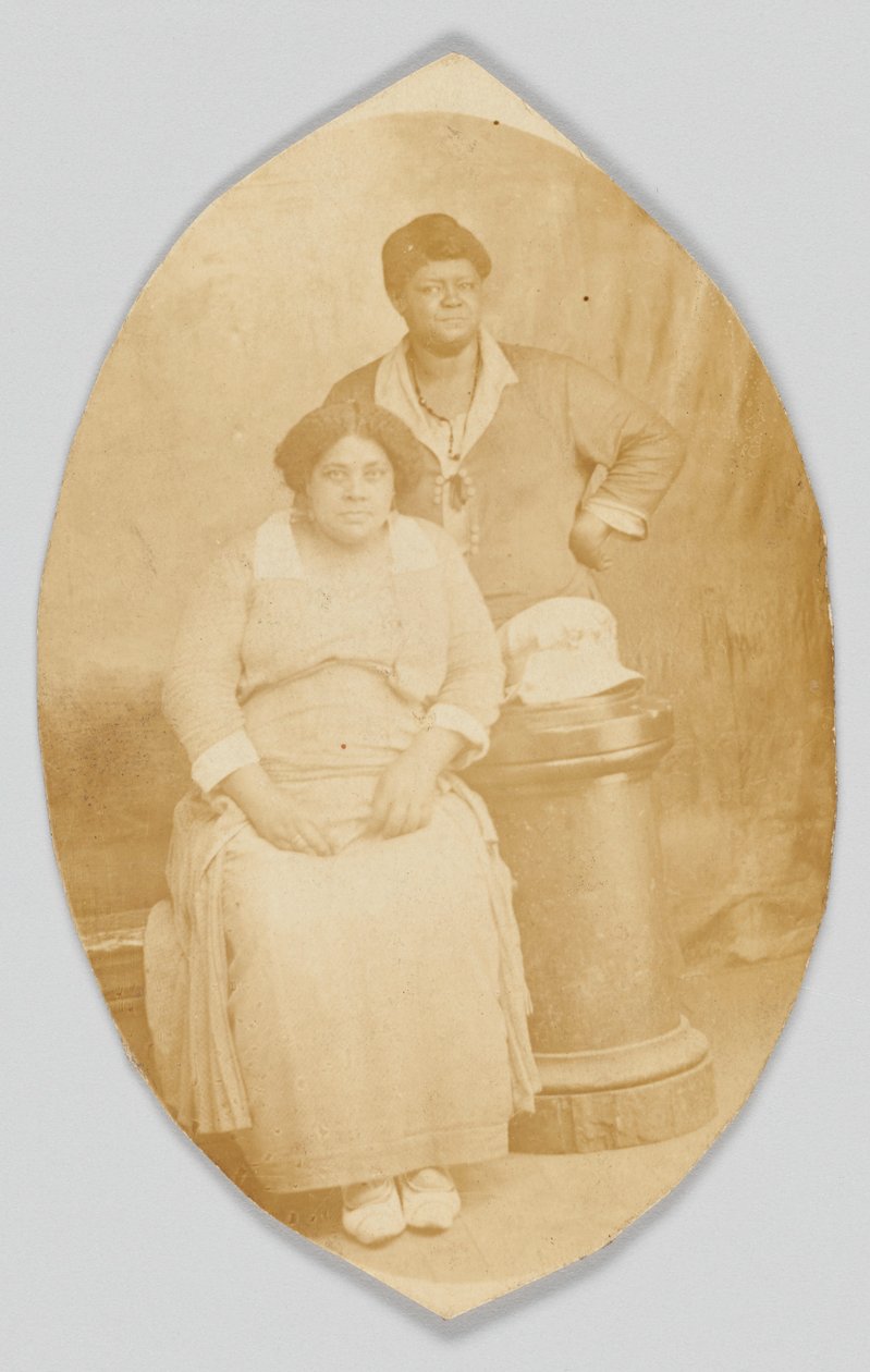 Fotografische ansichtkaart van twee niet-geïdentificeerde vrouwen, 1918-1930 door Unbekannt