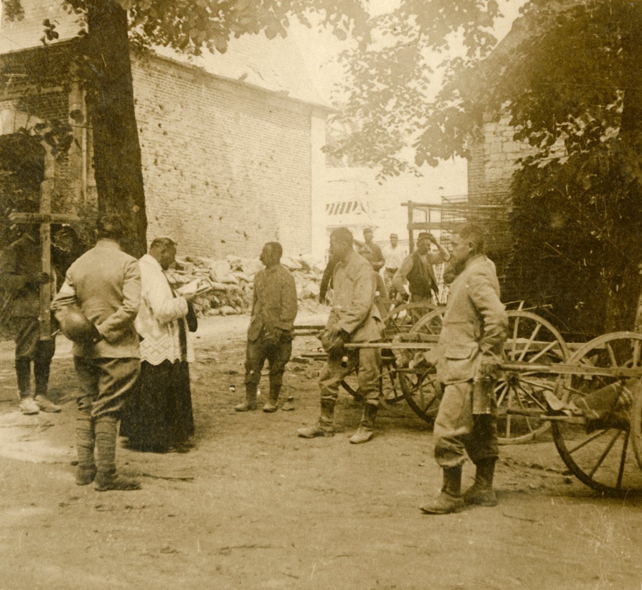 Priester die mis opdraagt in de open lucht, ca. 1914-1918 door Unbekannt