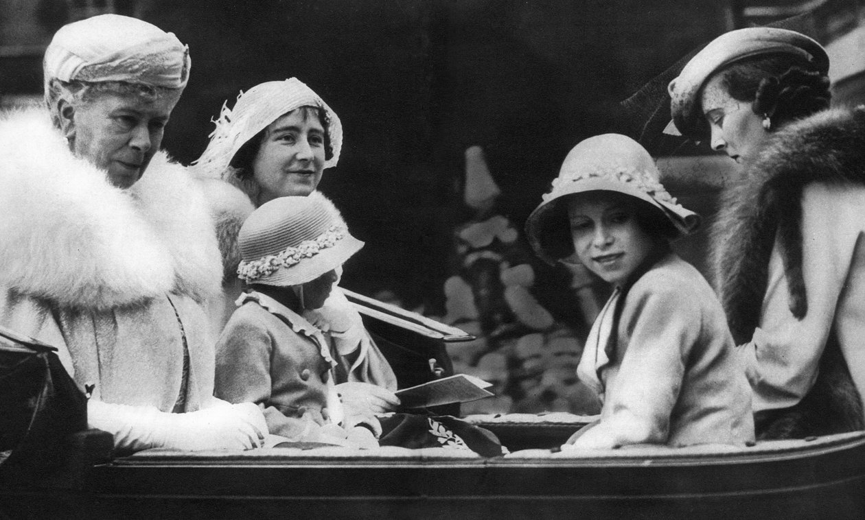 Koningin Mary met haar schoondochter en kleinkinderen, 1936 door Unbekannt