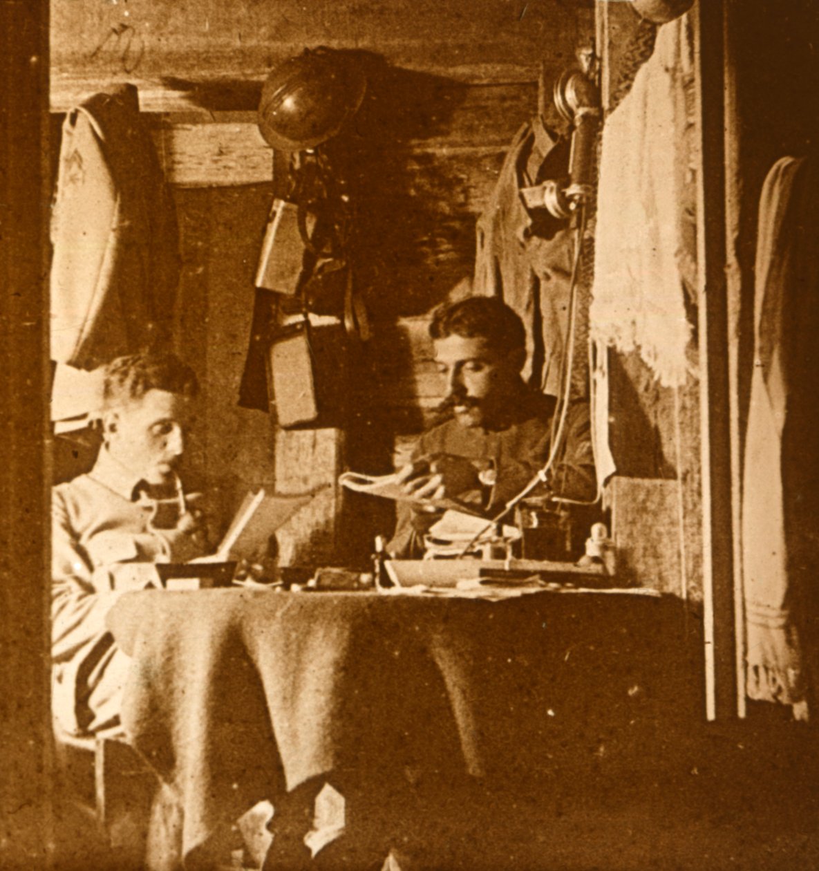 Lezen in de loopgraven, ca. 1914-ca. 1918 door Unbekannt