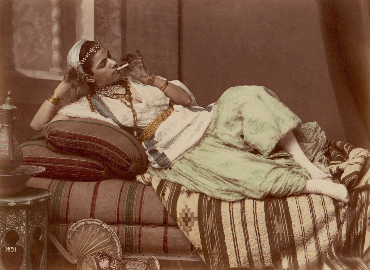 [Liggende Vrouw die Rookt], 1870-90 door Unbekannt