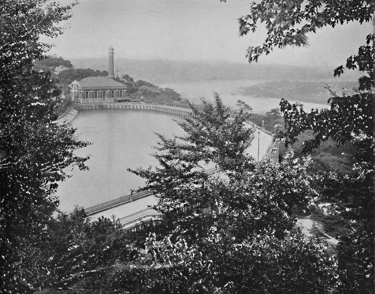 Reservoir, Eden Park, Cincinnati, Ohio, c1897 door Unbekannt