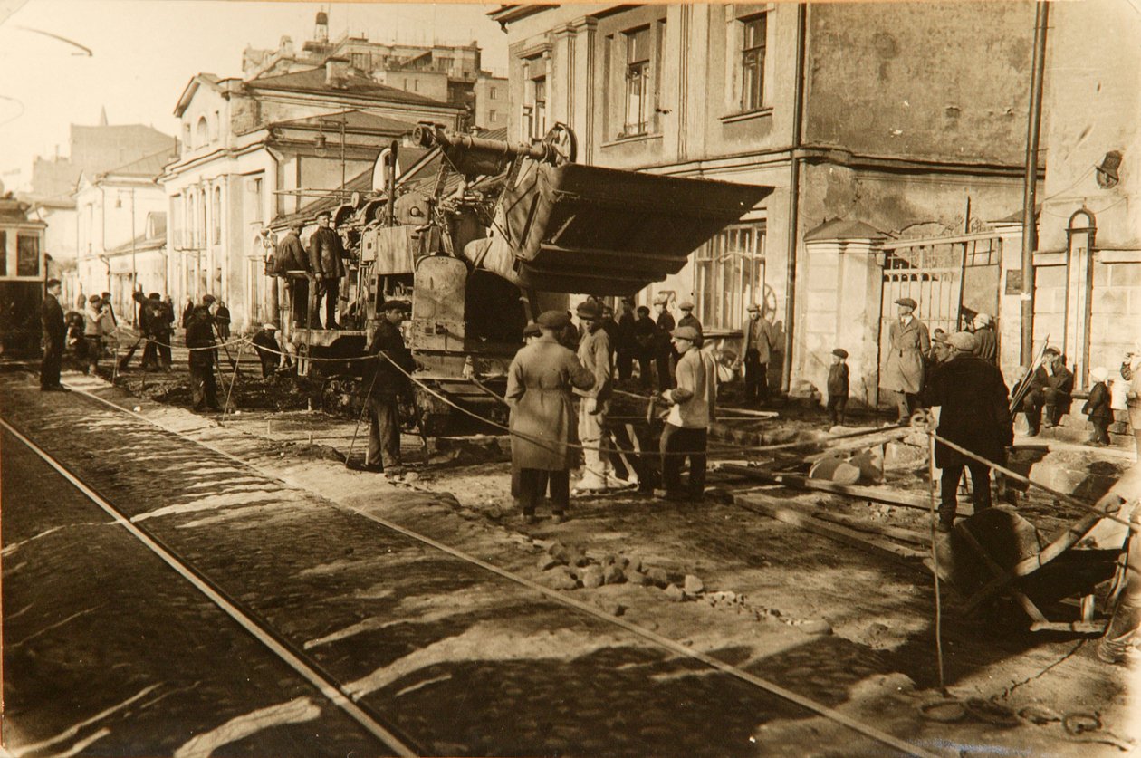 Wegwerkzaamheden in Tverskaya Street, Moskou, USSR, jaren 1920 door Unbekannt