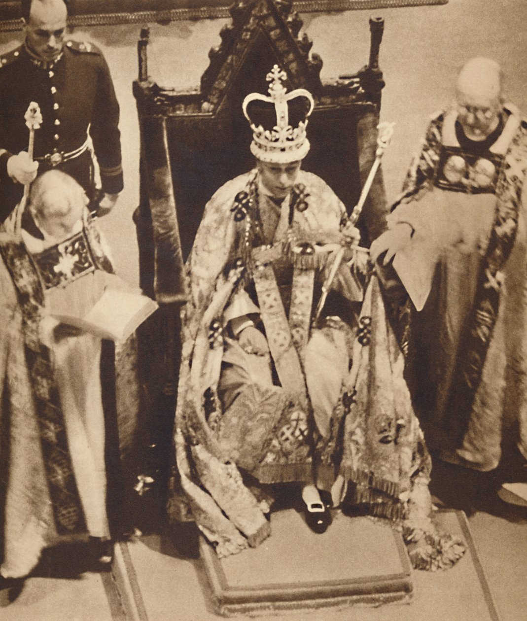Gekleed en gekroond, 12 mei 1937 door Unbekannt