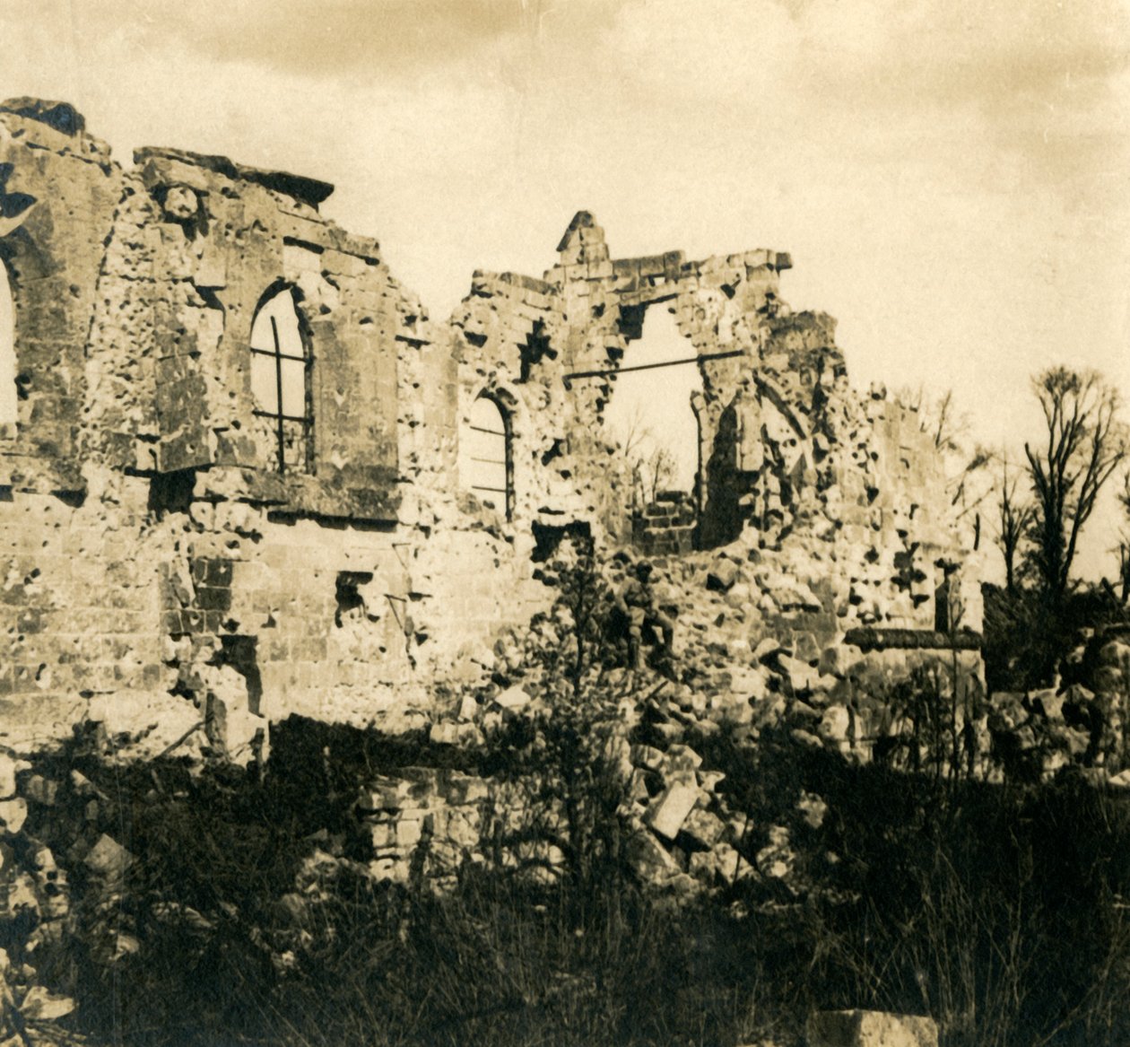 Verwoeste kerk in Dreslincourt, noordelijk Frankrijk, c1914-c1918 door Unbekannt