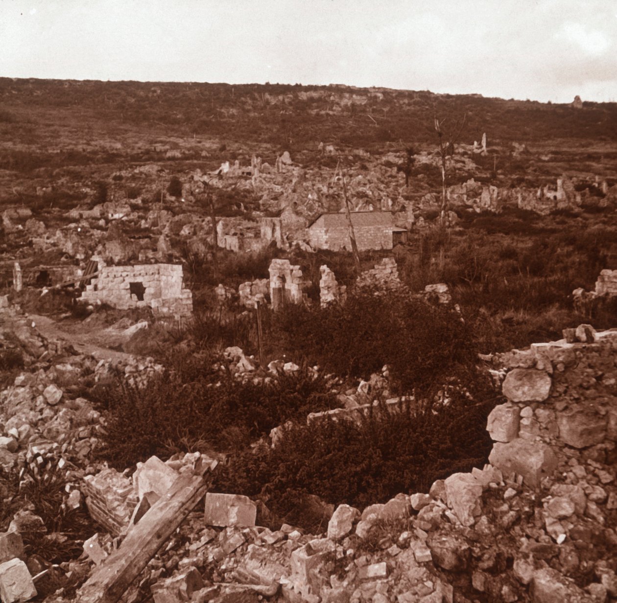 Ruïnes, Anizy-le-Château, Noord-Frankrijk, ca. 1914-ca. 1918 door Unbekannt