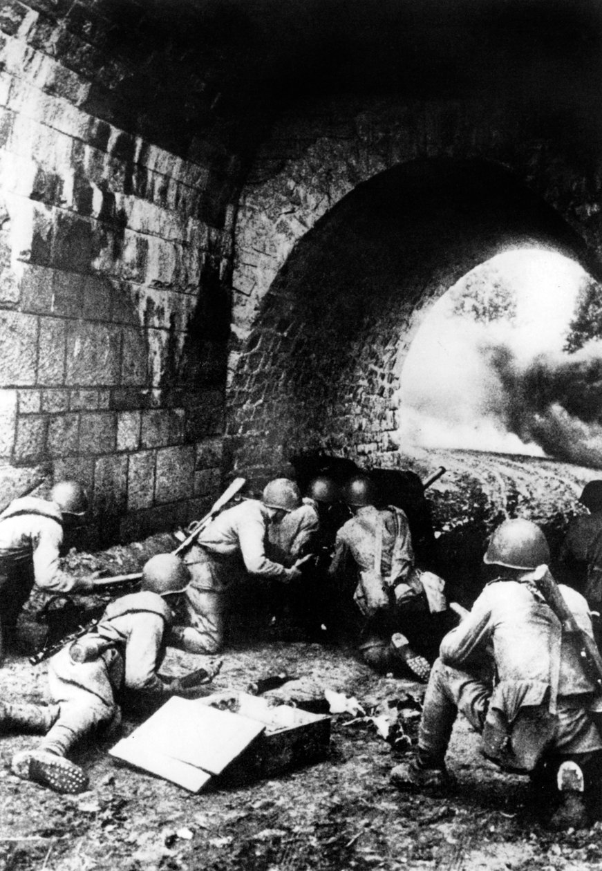Russische soldaten in actie nabij Riga, Letland, 1944 door Unbekannt