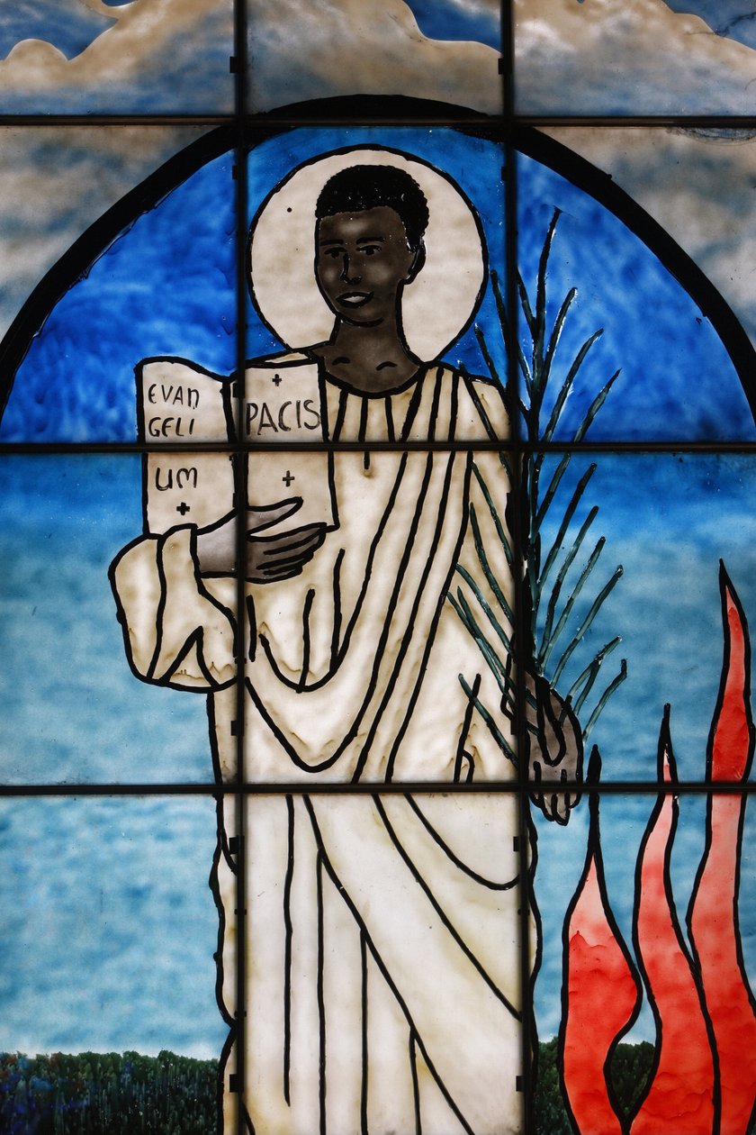 Sint Kiriwawanvu afgebeeld op glas-in-lood, Lome, Togo door Unbekannt