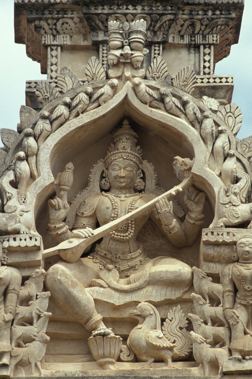 Beeld van de hindoegodin Sarasvati, Belur, India door Unbekannt