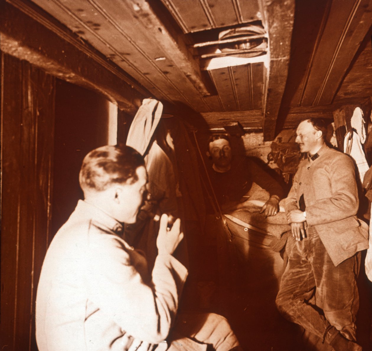 Soldaten in loopgraven, Genicourt, Noord-Frankrijk, ca. 1914-ca. 1918 door Unbekannt