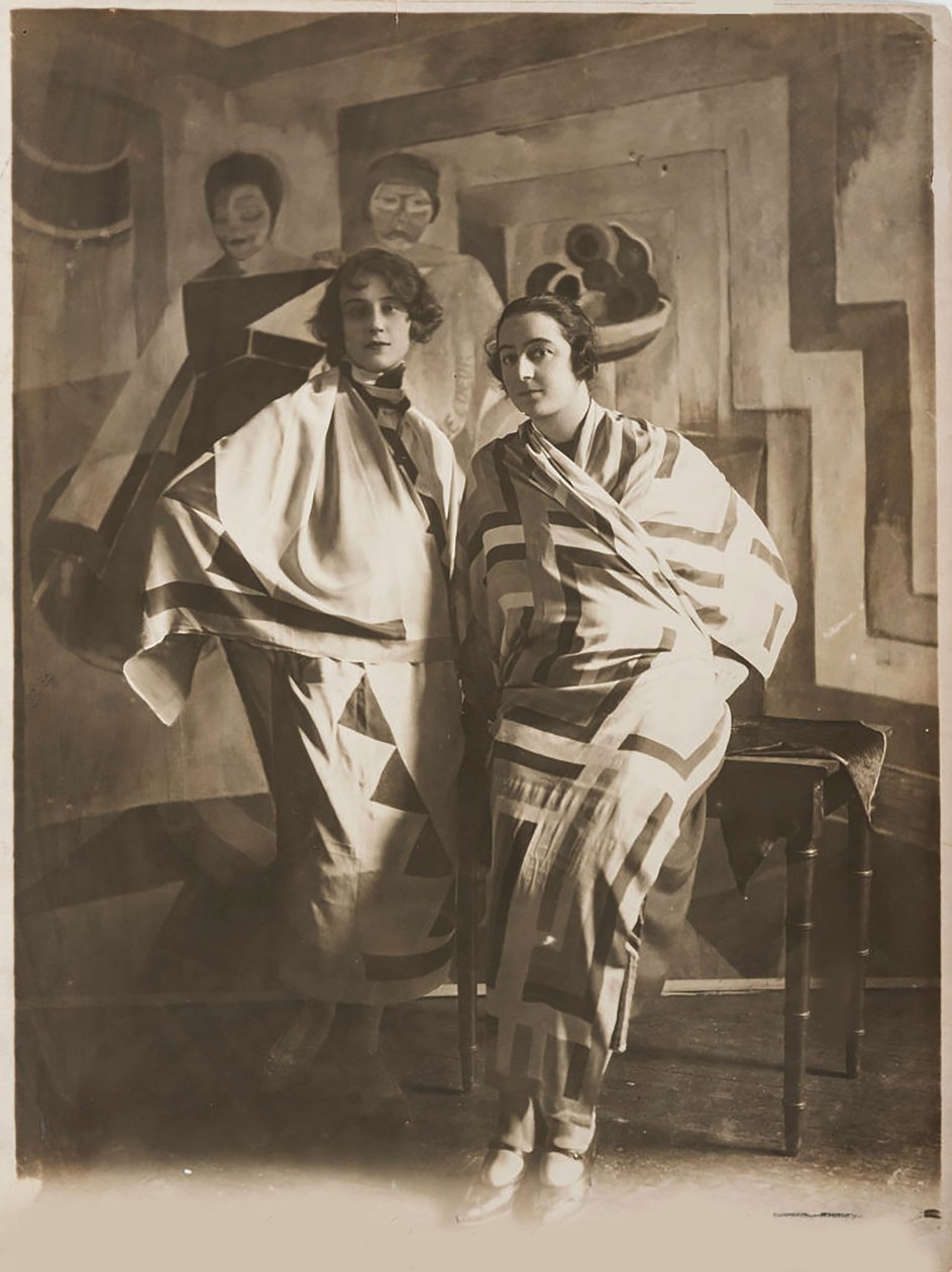 Sonia Delaunay in haar atelier, ca. 1924 door Unbekannt