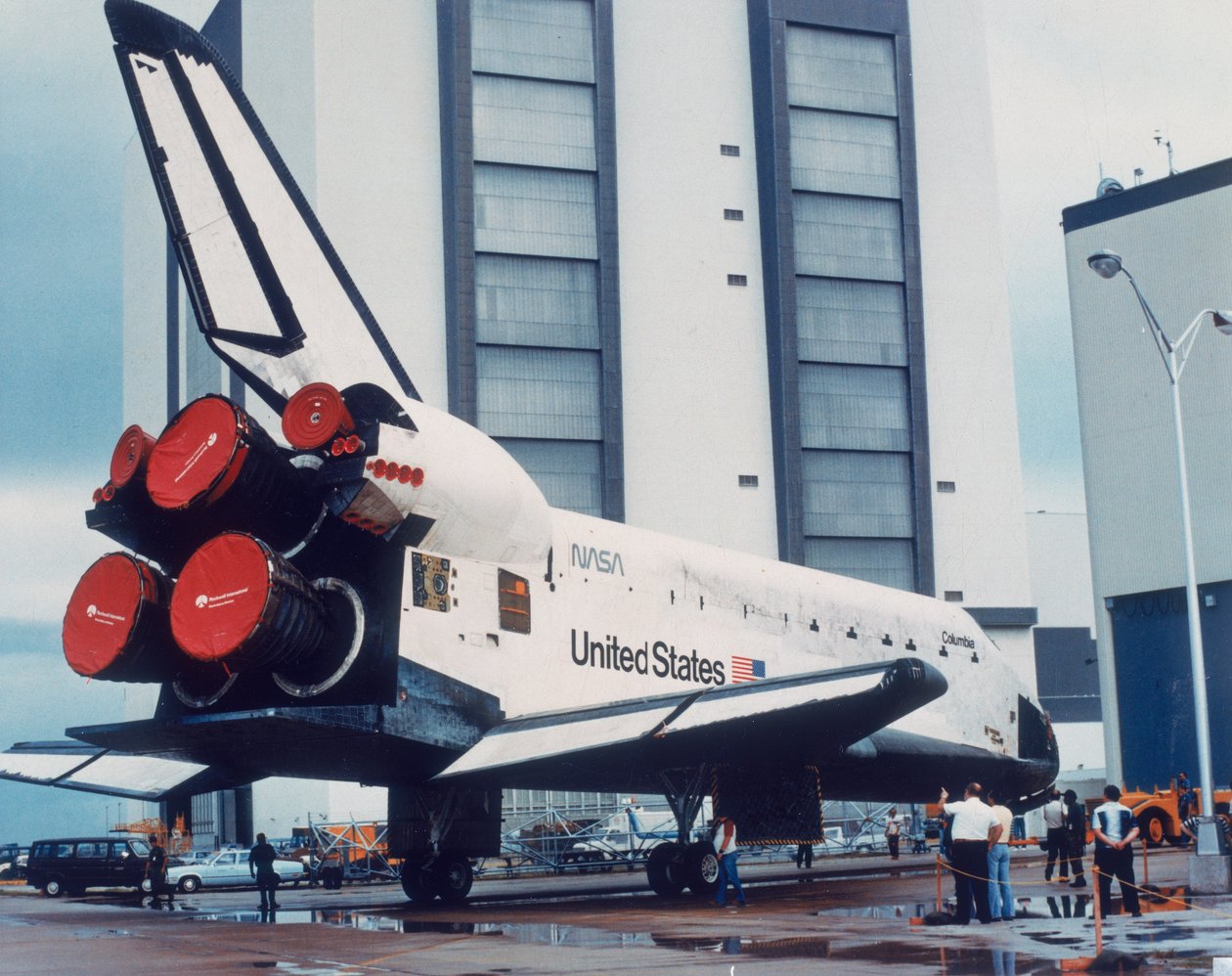 Space Shuttle Columbia op Aarde, 1980s door Unbekannt