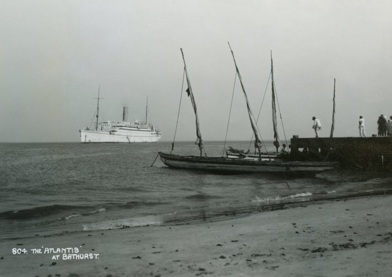 Stoomschip Atlantis bij Bathurst, Gambia, 20e eeuw door Unbekannt