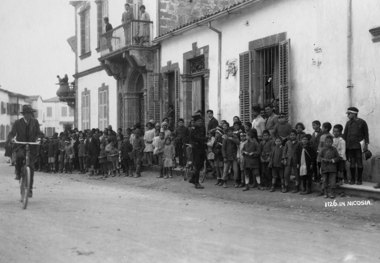 Straatscène, Nicosia, Cyprus, c1920s-c1930s door Unbekannt