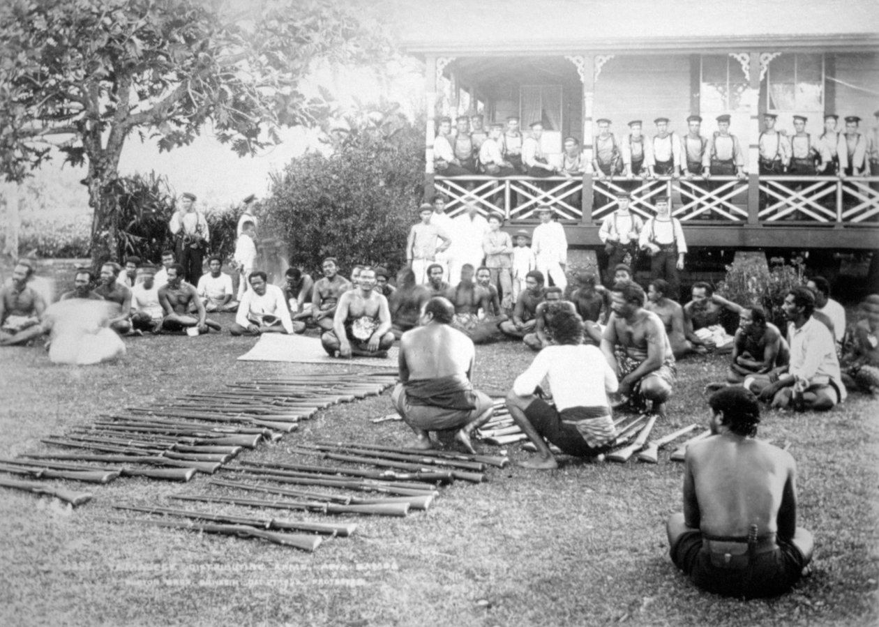 Tamasese die wapens uitdeelt, Apia, Samoa, 1899 door Unbekannt