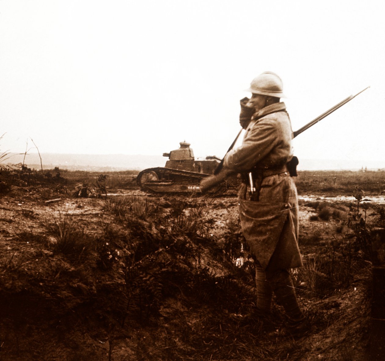 Tank en soldaat op slagveld, ca. 1914-1918 door Unbekannt