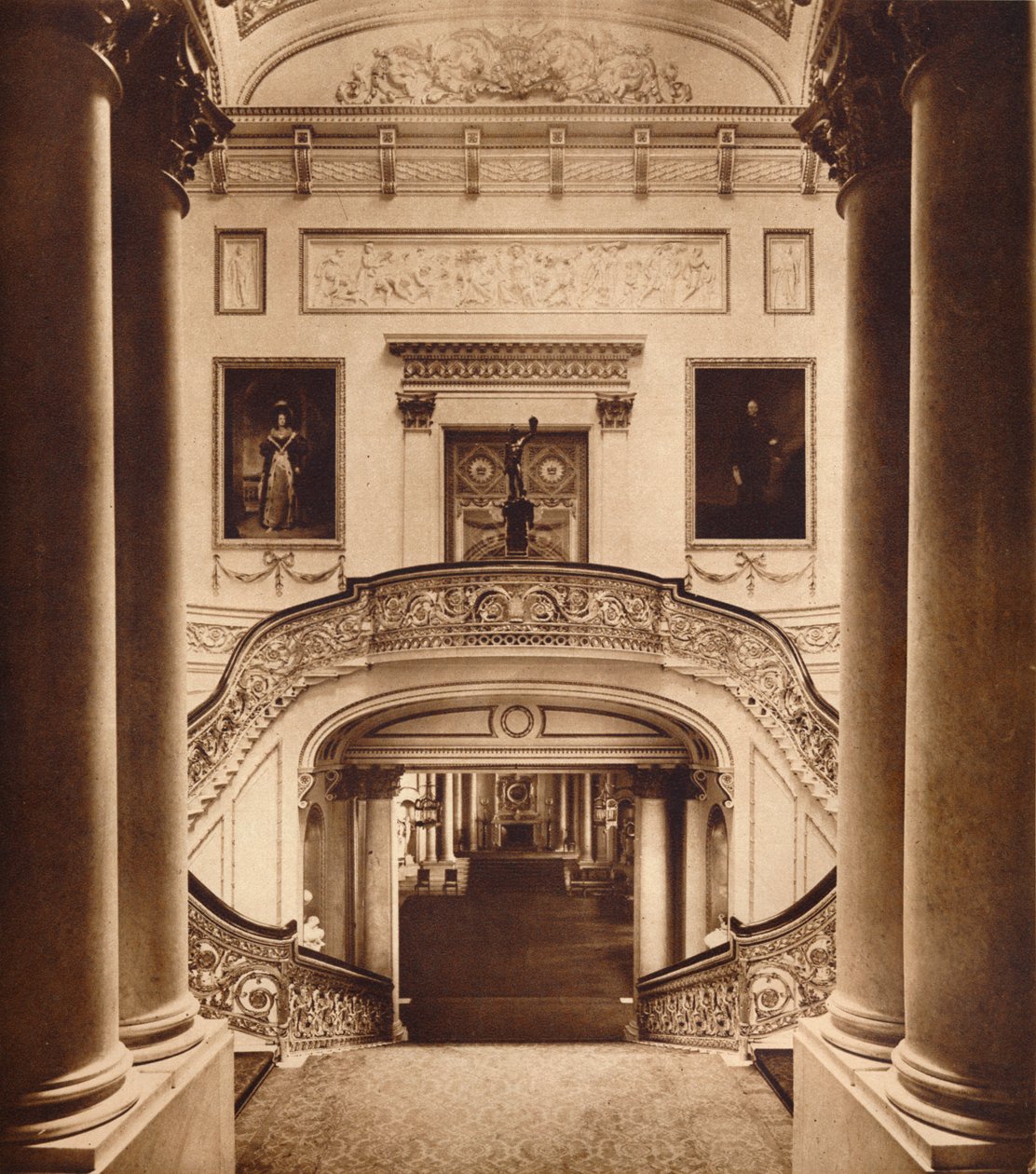 De Grote Trap in Buckingham Palace, 1935 door Unbekannt