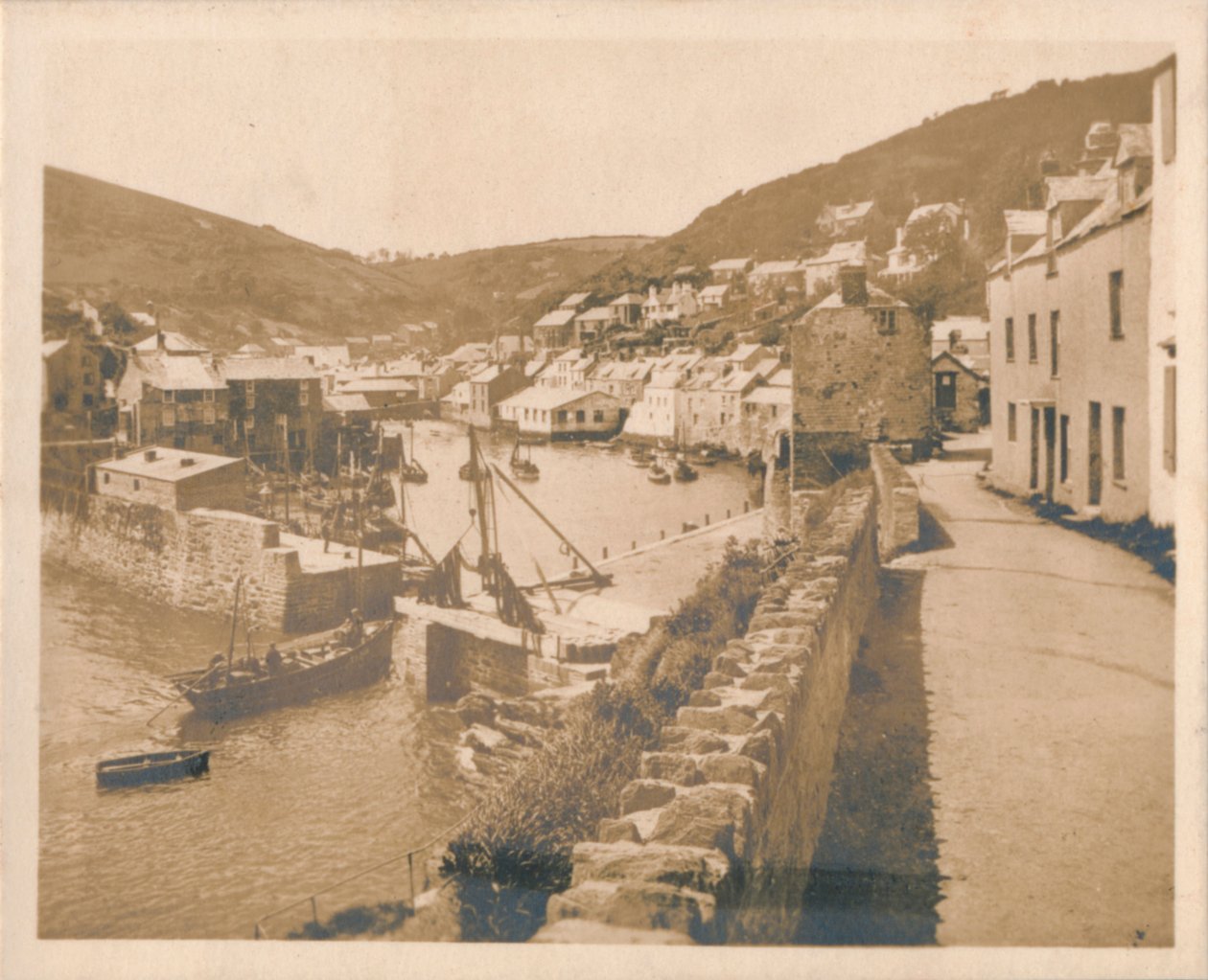 De haveningang - Polperro, 1927 door Unbekannt