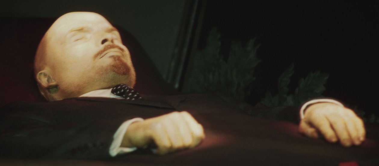 Het dode lichaam van Lenin in het Leninmausoleum door Unbekannt