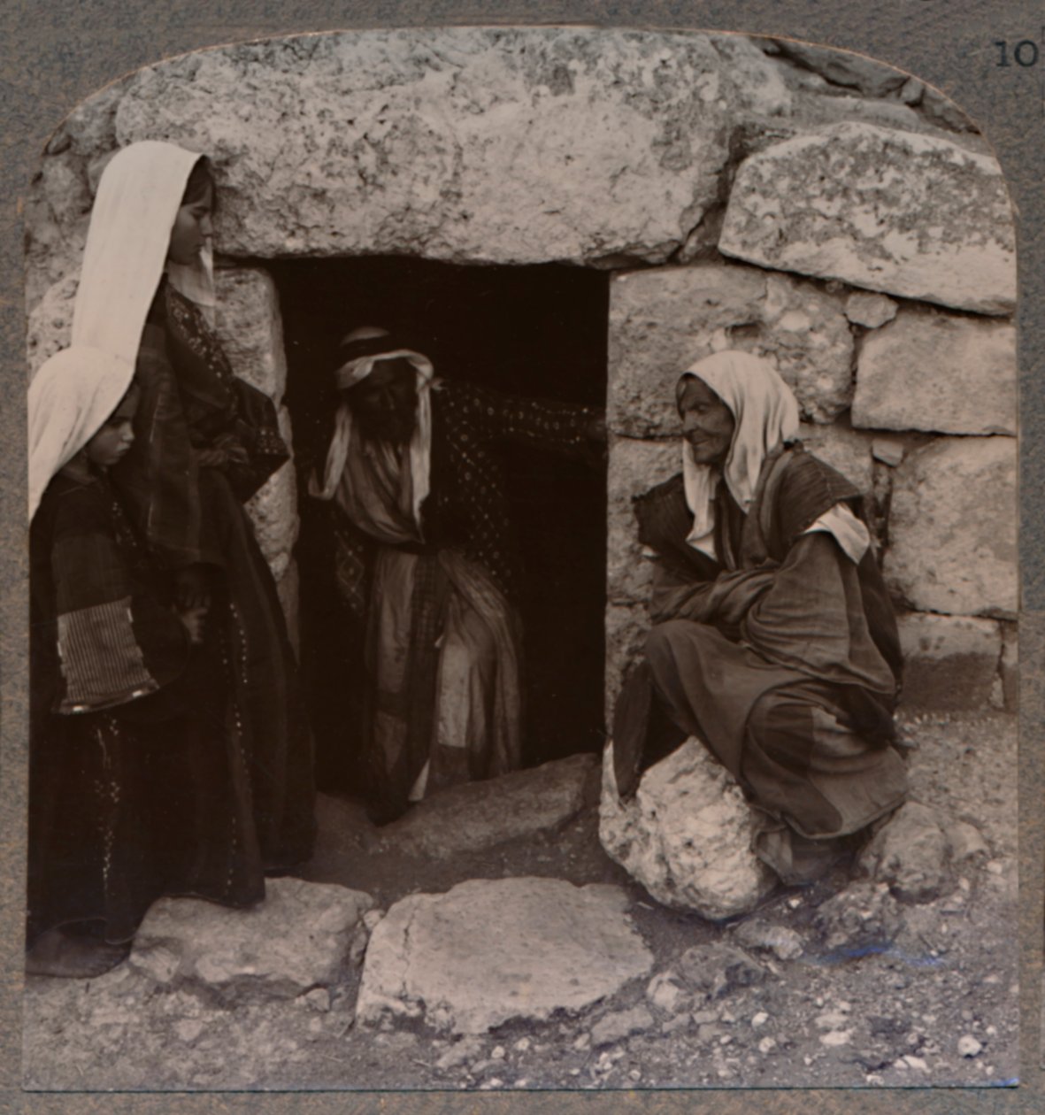 Het Graf van Lazarus, Bethanië, c1900 door Unbekannt