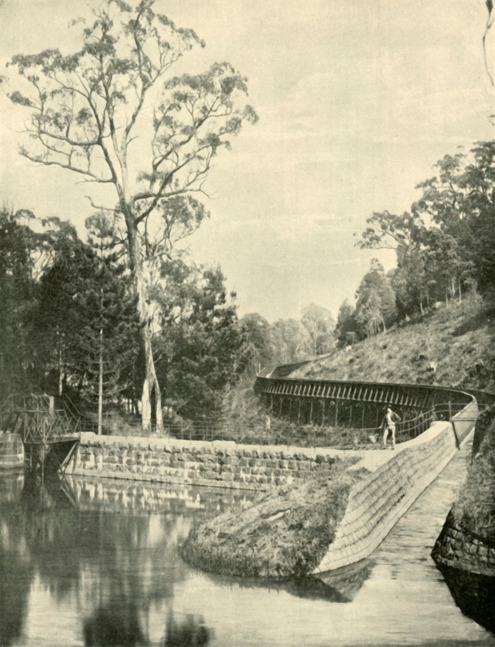 De stuw en fluming, Kirks Reservoir, 1901 door Unbekannt