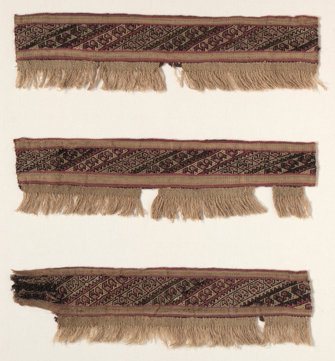 Drie fragmenten van een rand, ca. 1100-1400 door Unbekannt