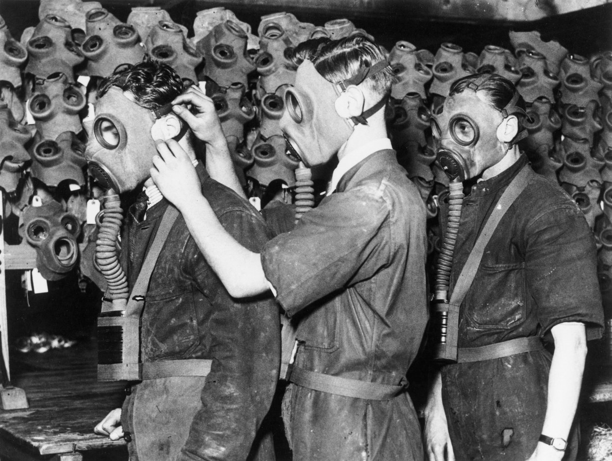 Drie mannen met gasmaskers, ca. 1930s door Unbekannt