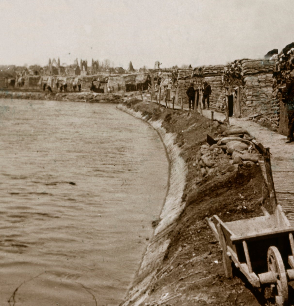 Loopgraven bij Nieuwpoort, Vlaanderen, België, c1914-c1918 door Unbekannt