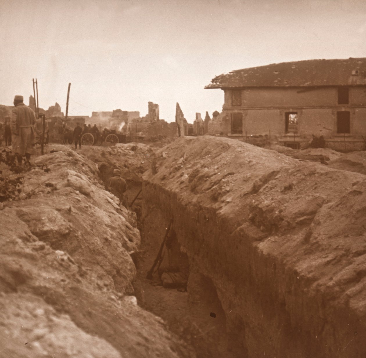 Loopgraven, ca. 1914-ca. 1918 door Unbekannt