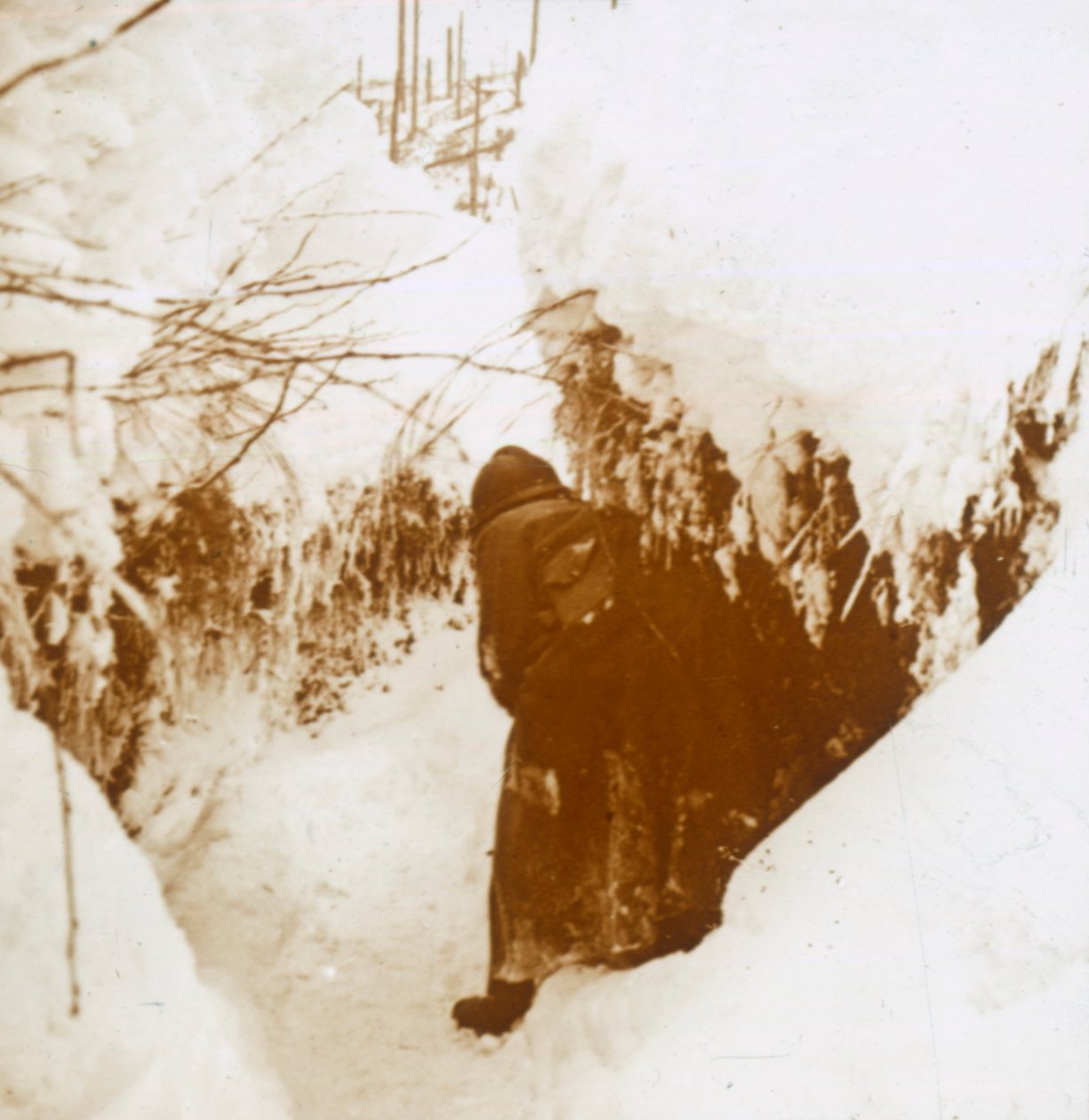 Loopgraven in de sneeuw, Elzas, Oost-Frankrijk, ca. 1914-ca. 1918 door Unbekannt