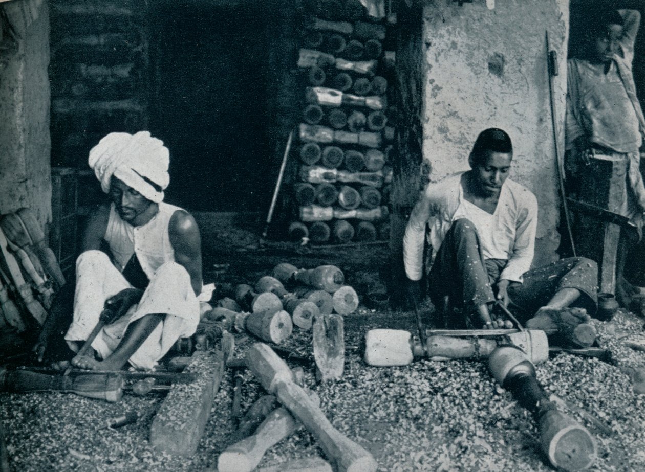 Houten bedpoten draaien, ca. 1942 door Unbekannt