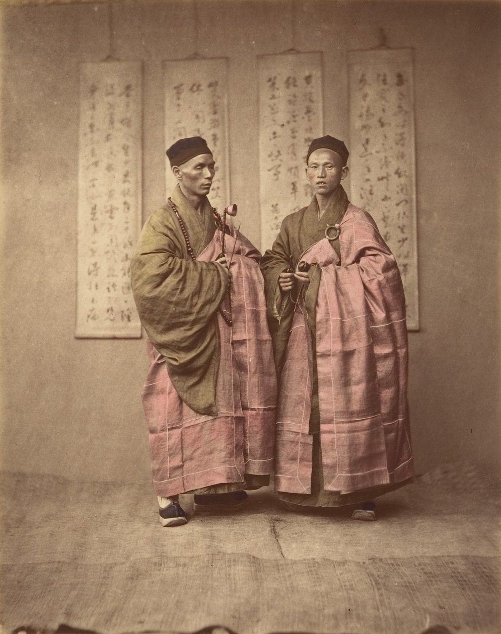 [Twee Chinese Mannen in Overeenkomende Traditionele Kleding], 1870s door Unbekannt