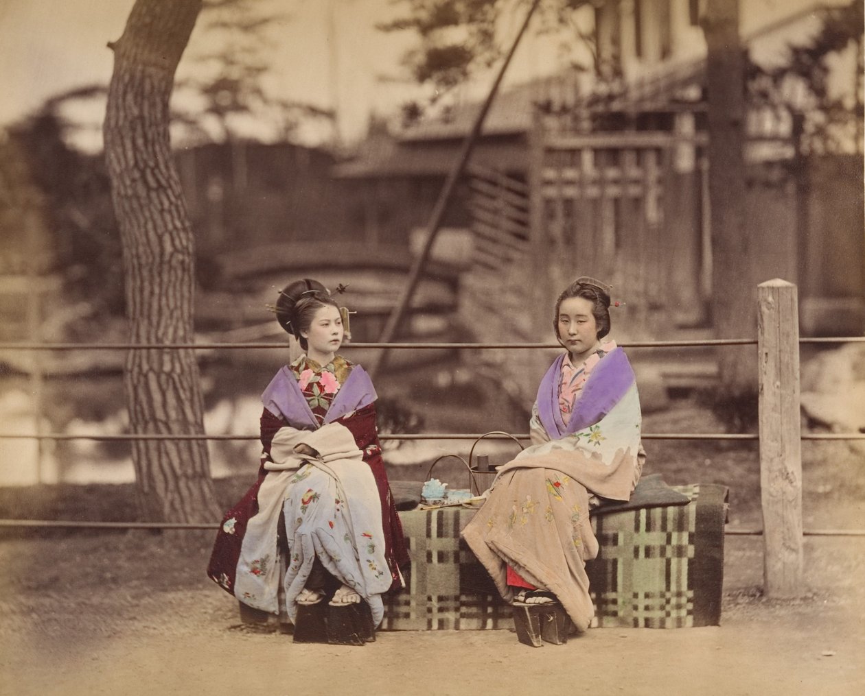 [Twee Japanse Vrouwen Zittend op een Bank], 1870s door Unbekannt