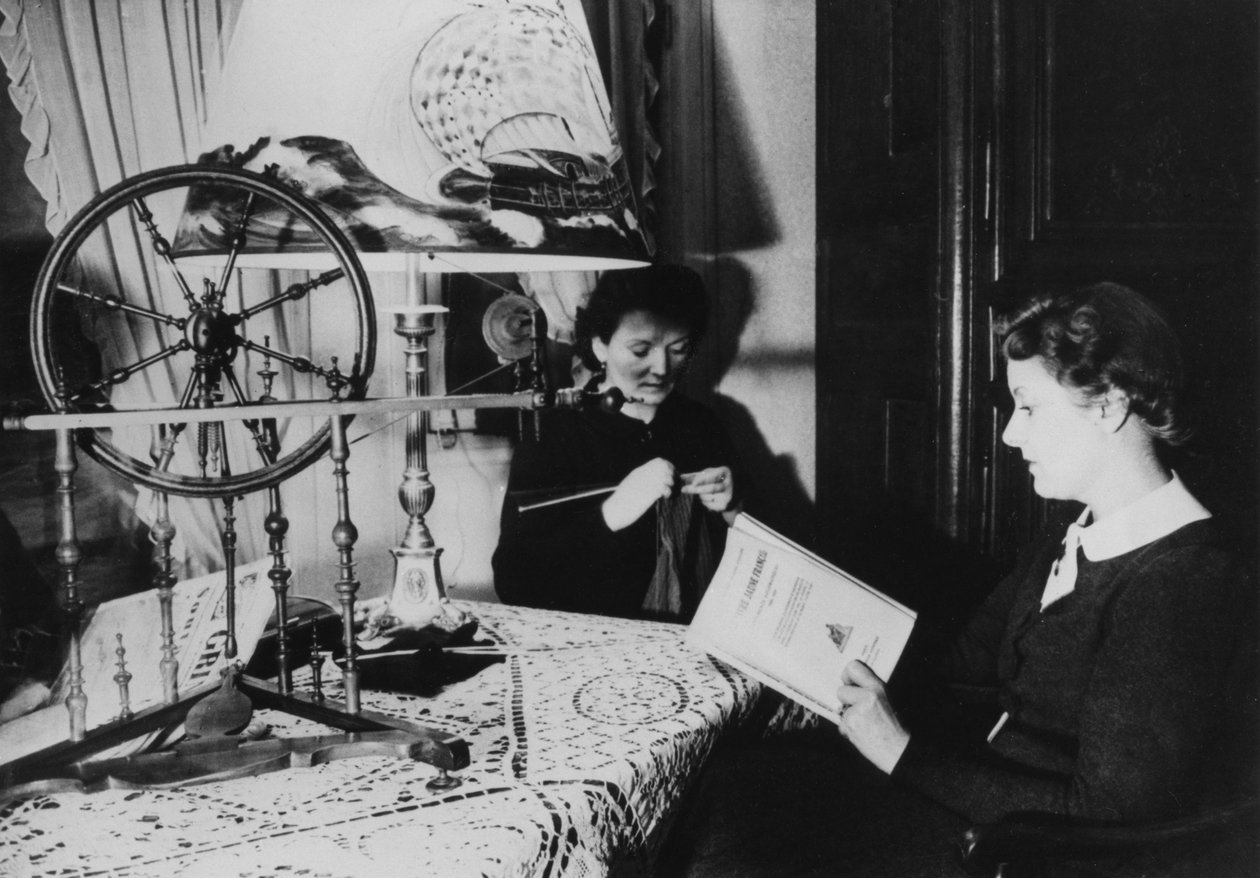 Twee vrouwen thuis, Frankrijk, 1939 door Unbekannt