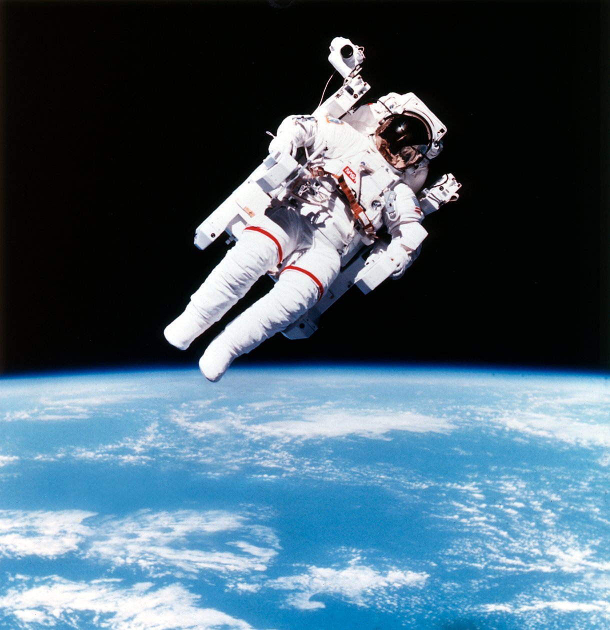 Amerikaanse astronaut Bruce McCandless tijdens ruimtewandeling, 1984 door Unbekannt