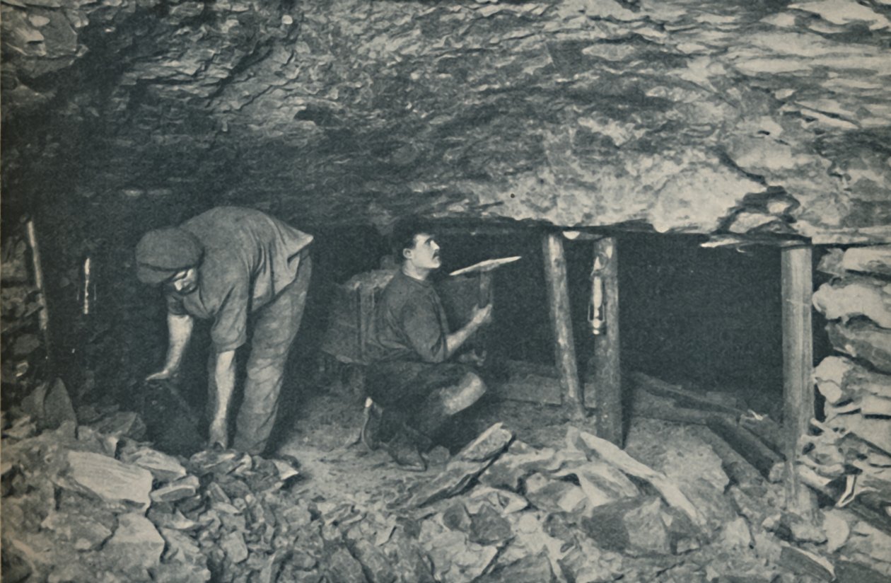 Onbewuste helden die in gevaar werken, c1935 door Unbekannt